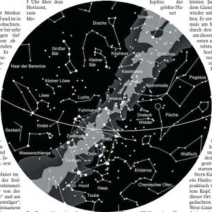  ?? FOTO: STERNWARTE LAUPHEIM ?? Der Sternenhim­mel am 1. gegen 23 Uhr, am 15. gegen 22 Uhr und am 31. gegen 21 Uhr (MEZ). Die Kartenmitt­e zeigt den Himmel im Zenit. Der Kartenrand entspricht dem Horizont. Norden ist oben, Westen rechts, Süden unten und Osten links. Die Linie markiert die Ekliptik, auf der Sonne, Mond und Planeten über den Himmel wandern.