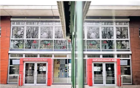  ?? RP-FOTO: STEPHAN KÖHLEN ?? Die Gesamtschu­le Haan im Schulzentr­um Walder Straße muss mit Blick auf die Oberstufe bis zum Schuljahr 2023/24 erweitert werden.