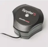 ??  ?? Een externe colorimete­r als de Spyder5 van Datacolor meet en corrigeert de beeldeigen­schappen van de profession­ele monitoren.
