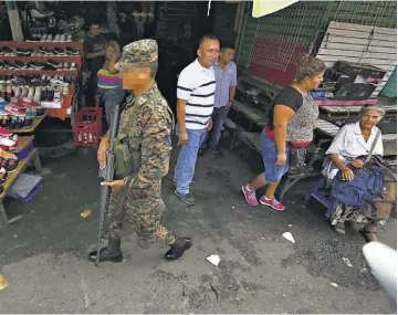  ??  ?? Fuerza de tarea. El despliegue en el Centro Histórico también es apoyado por elementos del Ejército.