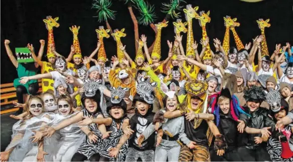  ??  ?? Mit Spaß und viel Freude: 57 Chorkinder der Volksschul­e Taxham spielen im Musical „Kwela, Kwela“im Oval mit.