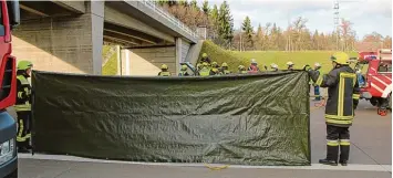  ?? Foto: Mario Obeser ?? Bei dem Unfall auf der A 8 am Samstag bauten die Rettungskr­äfte einen Sichtschut­z gegen Gaffer auf.