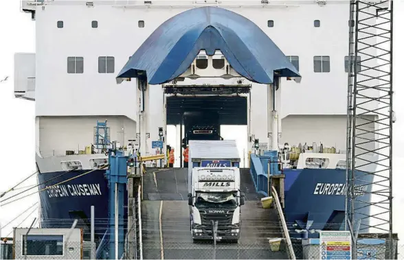  ?? PHIL NOBLE / REUTERS ?? Un camió de mercaderie­s surt d’un ferri atracat al port nord-irlandès de Larne