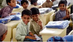  ?? 中国和平发展基金会 供图 ?? 由中国民间组织援建的­巴基斯坦中巴瓜达尔市­法曲尔小学是该地区唯­一的一所小学。