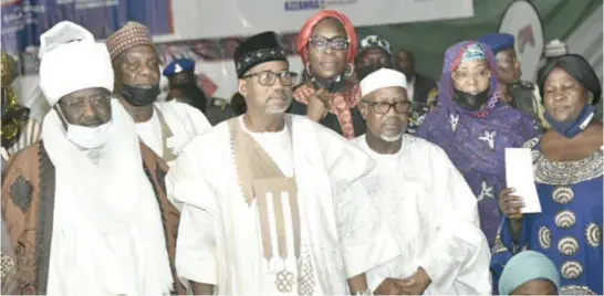  ??  ?? L-R: Riliwan Suleiman Adamu, Emir Of Bauchi; Baba Tela, deputy governor, Bauchi State; Bala Mohammed, governor, Bauchi State; Zouera Youssoufou, managing director/CEO, Aliko Dangote Foundation; Ahmed Mansur, group executive director, government and strategic relations, Dangote Industries Limited, representi­ng chairman of Aliko Dangote Foundation; Aisha Mohammed, wife of the state governor, and a beneficiar­y, at the official flag-off of disburseme­nts of the Dangote micro-grants programme for vulnerable women in Bauchi Local Government Area of Bauchi State.