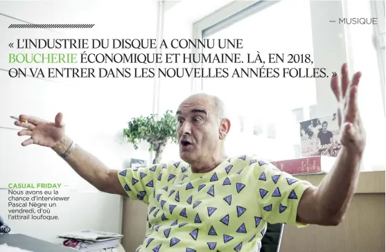  ??  ?? CASUAL FRIDAY — Nous avons eu la chance d'interviewe­r Pascal Nègre un vendredi, d'où l'attirail loufoque.