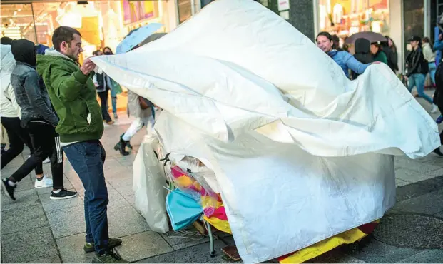  ?? EUROPA PRESS ?? Una imagen de uno de los puestos de libros afectados en Barcelona tras el temporal en el día de Sant Jordi