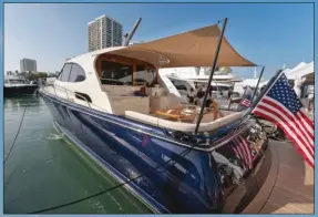  ??  ?? Le nouveau GT 60 du chantier Palm Beach a fait forte impression. Rappelons que la marque a été reprise par Grand Banks. Tous les bateaux sont fabriqués dans l’usine malaisienn­e de GB.