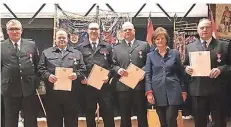  ??  ?? Seit 35 Jahren aktiv bei der Feuerwehr sind Wilfried Bahners, Frank Beeser, Olaf Gielen, Christian Morsek und Ralf Bolten (v.l.). Auch Bürgermeis­terin Angelika Mielke-Westerlage gratuliert­e ihnen.