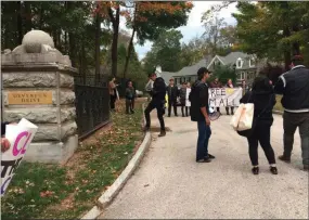  ?? LINDA STEIN-MEDIANEWS GROUP ?? Members of Never Again Action and Juntos block the driveway to Devereux offices.