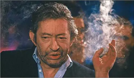  ??  ?? Serge Gainsbourg sur le plateau de «Lunettes noires pour nuit blanche», en avril 1989.