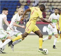  ??  ?? FRANCEVILL­E: Zimbabwe’s forward Nyasha Mushweki (R) advances with the ball past Algeria’s defender Rami Bensebaini and Algeria’s midfielder Adlene Guedioura (C) during the 2017 Africa Cup of Nations group B football match between Algeria and Zimbabwe...