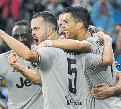  ?? FOTO: GETTY ?? CR7 celebra con sus compañeros el 0-2 de la Juventus ante el Udinese. El portugués ya lleva cuatro goles en la liga italiana