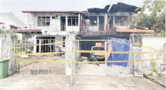  ?? ?? MUSNAH: Keadaan dua unit rumah yang musnah dalam kebakaran yang turut meragut dua nyawa di Bintulu, pagi semalam.