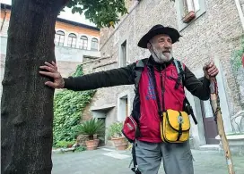  ?? (Jpeg) ?? All’arrivo Domenico Del Barba, 82 anni, partito a piedi da Vercelli, lo scorso 21 novembre