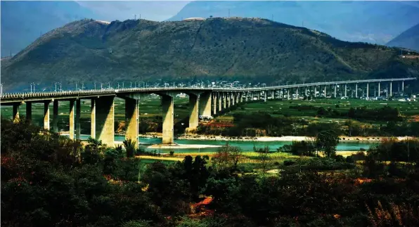  ??  ?? 云南保龙高速公路保山­市腾冲潞江壩大桥是连­接中缅的重要交通干线。