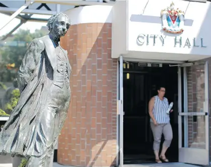  ?? ADRIAN LAM/TIMES COLONIST ?? Victoria city council’s decision last week to evict John A. Macdonald’s statue — pictured in the final days before its removal from outside City Hall on Saturday — was made without careful deliberati­on or due process, writes Vaughn Palmer.