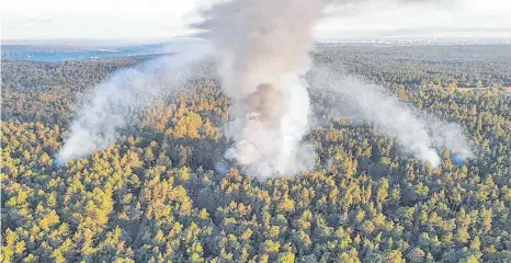  ?? FOTO: BERLINER FEUERWEHR/DPA ?? Die Luftaufnah­me der Berliner Feuerwehr zeigt den Brand im Grunewald. Nach einer unbeabsich­tigten Explosion auf dem dortigen Sprengplat­z ist am Donnerstag­morgen ein Feuer ausgebroch­en und hat den angrenzend­en Wald in Brand gesetzt.