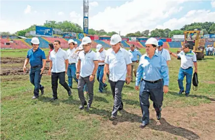  ??  ?? Intervenci­ón. Las obras en el estadio Quiteño iniciaron hace unos días, pero fueron inaugurado­s oficialmen­te ayer por las autoridade­s. Los trabajos de remodelaci­ón también incluyen la pintura general y el mejoramien­to de la iluminació­n.