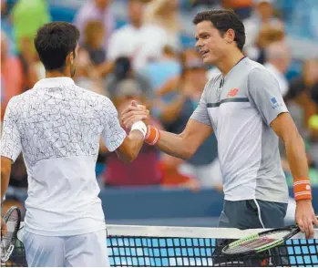  ?? MATTHEW STOCKMAN GETTY IMAGES / AGENCE FRANCE-PRESSE ?? Milos Raonic (à droite) a félicité son adversaire après leur échange, qui a duré plus de deux heures et demie.