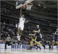  ?? TONY AVELAR — THE ASSOCIATED PRESS ?? Gonzaga guard Jordan Mathews dunks in the first half Thursday.