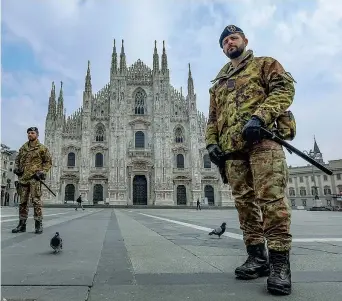  ??  ?? Militari in piazza del Duomo a Milano. I soldati saranno impiegati nel controllo perché vengano rispettati i divieti