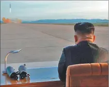  ?? AFP ?? ATENTO. Kim asiste al lanzamient­o de un misil norcoreano.