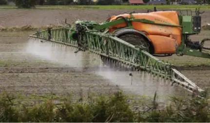  ?? FOTO SIJMEN HENDRIKS ?? Hoe meer je woning omringd wordt door landbouwve­lden, hoe meer resten van het giftige product AMPA in je urine terug te vinden zijn.