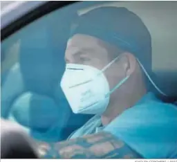  ?? JOAQUIN CORCHERO / AFP7 ?? Toni Kroos, con mascarilla, en su coche en la entrada de Valdebebas.