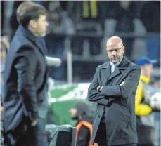  ?? FOTO: DPA ?? Dortmunds Trainer Peter Bosz (re.) weiß selbst, dass es für ihn nach der neuesten Niederlage gegen Tottenham, eng wird.