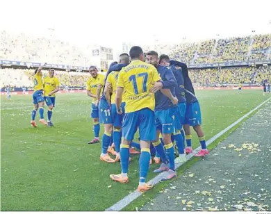  ?? CÁDIZ CF ?? Los jugadores del Cádiz celebran un gol en casa.