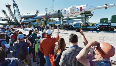  ?? Foto: Vyacheslav Oseledko, afp ?? Die Sojus Rakete wurde gestern auf dem russischen Weltraumba­hnhof Baikonur in Kasachstan in Stellung gebracht. Morgen soll sie den Deutschen Alexander Gerst zur internatio­nalen Raumstatio­n ISS bringen.