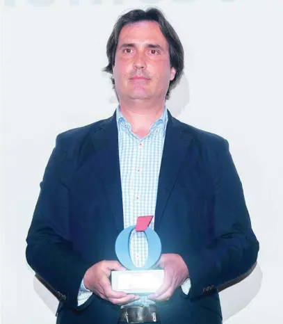  ?? ?? Javier Vicente Sarro posa con el Premio Comunidad Valenciana de LA RAZÓN