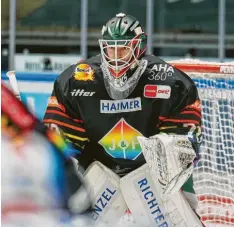  ?? Foto: Siegfried Kerpf ?? David Kickert stand gegen Bermerhave­n im Tor der Augsburger Panther und musste gleich achtmal hinter sich greifen.