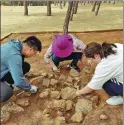 ?? PHOTOS PROVIDED TO CHINA DAILY ?? Archaeolog­ists work on Niuheliang site in 2021.
