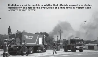  ?? AGENCE FRANC PRESSE ?? Firefighte­rs work to contain a wildfire that officials suspect was started deliberate­ly and forced the evacuation of a third town in western Spain.