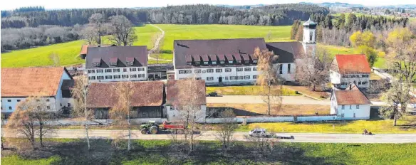  ?? FOTO: RUES ?? Dem historisch­en Gebäudekom­plex von Bärenweile­r will Eigentümer Christian Skrodzki neues Leben einhauchen.