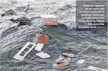  ?? /GETTY ?? Estos son algunos
de los restos del accidente ocurrido el domingo temprano en Point Loma Tide Pools. En el accidente
tres personas murieron de 32.