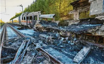  ?? Foto: Thomas Frey, dpa ?? Der ICE mit einem vollständi­g ausgebrann­ten Waggon. 510 Passagiere waren in dem Zug in Richtung München unterwegs. Er steht nun bei Dierdorf im Westerwald.