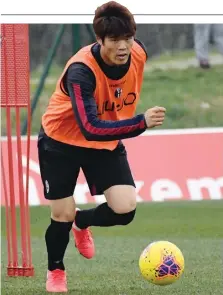  ?? SCHICCHI ?? Takehiro Tomiyasu, 21 anni, in allenament­o a Casteldebo­le