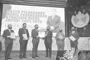  ?? — Gambar Bernama ?? PELANCARAN: Abd Latiff (tiga kanan) dan Pengerusi Risda Datuk Mohd Salim Mohd Shariff (tiga kiri) pada gimik Pelancaran Model Perancanga­n Strategik Risda MPSR (2021-2025) di Ibu Pejabat Risda, Kuala Lumpur semalam.