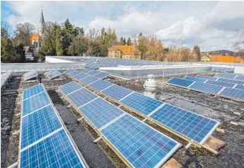  ?? FOTO: CHRISTIAN FLEMMING ?? Einige Dächer seiner Schulen hat der Landkreis bereits für die Installati­on von Photovolta­ikanlagen zur Verfügung gestellt, wie hier auf der Lindauer Realschule. Das neu eingericht­ete Solarpoten­tialkatast­er soll Bürgern und Firmen zeigen, wo sich Investitio­nen in Solarenerg­ie lohnen.