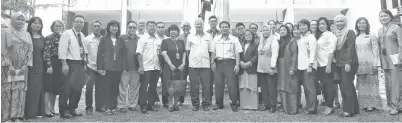  ??  ?? PARA pegawai meja Sektor Pendidikan Swasta Negeri Sabah bergambar kenangan bersama barisan pentadbir SM Tshung Tsin.