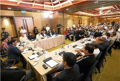  ?? —MALACAÑANG­PHOTO ?? MENDING FENCES “Talk it out,” President Duterte advises members of rival factions of Partido Demokratik­o Pilipino-Lakas ng Bayan during a caucus on Thursday meant to thresh out their difference­s and present a united front in the 2019 midterm elections.