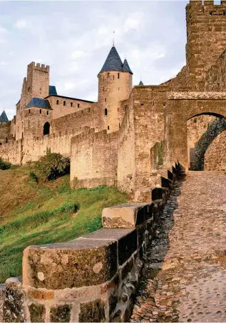  ?? ?? Junto a estas líneas, vista de la ciudadela de Carcassone (Francia). Abajo, basílica de SaintNazai­re-et-SaintCelse. En la página anterior, castillo de Puivert.