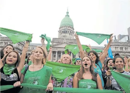  ??  ?? Reclamos. La marcha de pañuelos verdes, que el lunes pasado volvió a poner el tema en discusión.