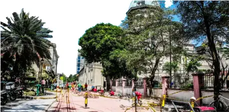  ?? PHOTOGRAPH BY YUMMIE DINGDING FOR THE DAILY TRIBUNE @tribunephl_yumi ?? WORKERS install terracotta bricks in Intramuros, Manila to maintain its cultural heritage on Monday, 19 February.