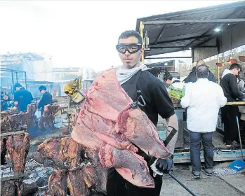  ??  ?? Carne. En el puesto de Don Julio, elegida como la principal parrilla del país.