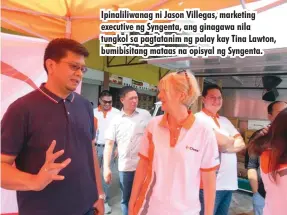  ??  ?? Ipinaliliw­anag ni Jason Villegas, marketing executive ng Syngenta, ang ginagawa nila tungkol sa pagtatanim ng palay kay Tina Lawton, bumibisita­ng mataas na opisyal ng Syngenta.