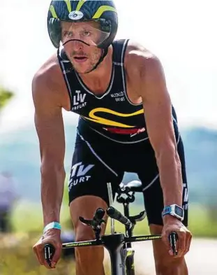  ??  ?? Auf dem -Kilometer-Radkurs baute der spätere Sieger Christian Altstadt seine zuvor im Schwimmen übernommen­e Führung aus. Foto: Sascha Fromm